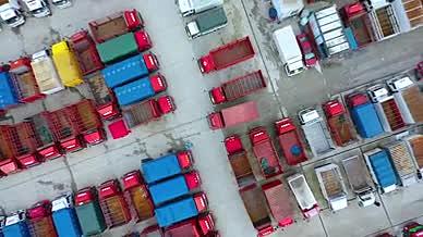 4k航拍城市风光整齐排列的汽车停车场视频的预览图